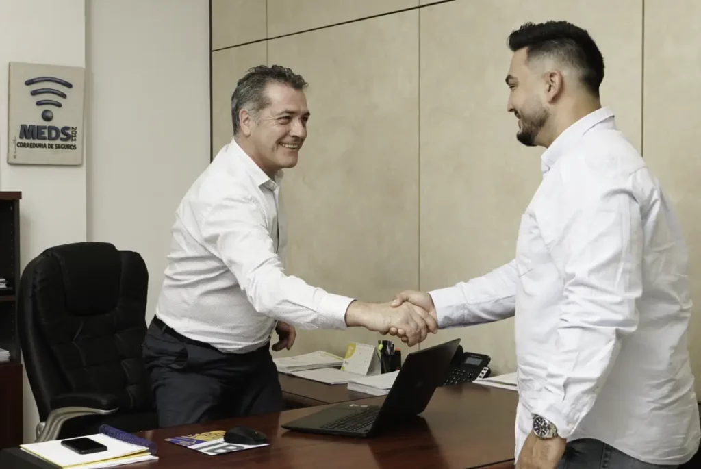 Andres Arias asesorando a David Sariol en las oficinas de Meds Correduría de seguros